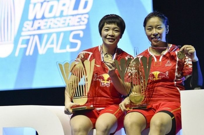 Pasangan ganda putri China, Chen Qingchen (kiri) dan Jia Yifan, berfoto sambil memegang trofi BWF Superseries Finals 2016 di Hamdan Sports Complex, Minggu (18/12/2016).