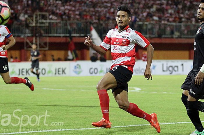 Gelandang Madura United, Guntur Ariyadi (kiri), mengejar bola dibayangi bek Persija, Maman Abdurrahman, dalam laga pekan ke-21 Liga 1 pekan di Stadion Gelora Ratu Pamellingan Pamekasan, Jawa Timur, Senin (21/08/2017) malam.