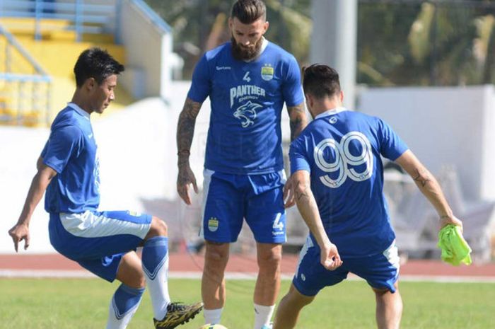 Satu bek asing milik Persib, Bojan Malisic sudah kembali berlatih bersama rekan-rekanya di Stadion Arcamanik, Bandung, Jawa Barat, Senin (3/9/2018).