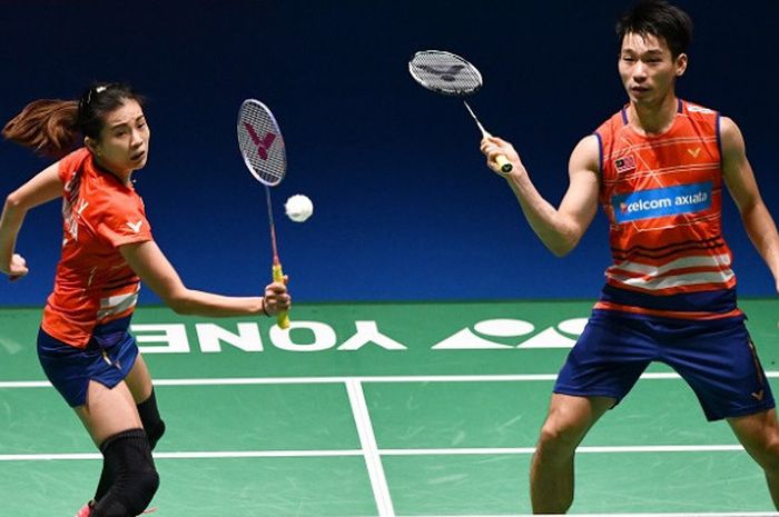 Pasangan ganda campuran Malaysia, Chan Peng Soon/Goh Liu Ying, mengembalikan kok ke arah Zheng Siwei/Huang Yaqiong (China) pada semifinal Japan Open 2018 di Masashino Forest Sport Center, Tokyo, Sabtu (15/9/2018).