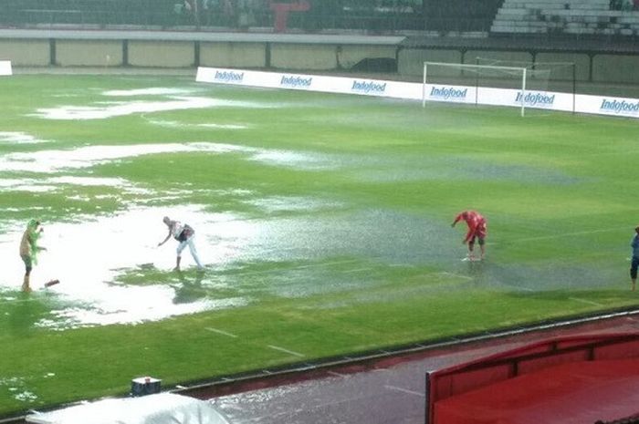 Stadion Kapten I Wayan Dipta diguyur hujan jelang laga Bali United vs Tampines Rovers, Selasa (16/1/2018).