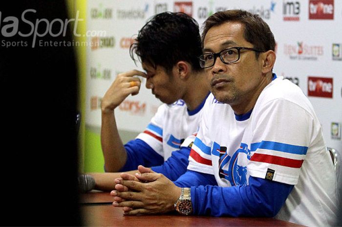 Pelatih Arema, Aji Santoso, saat menghadiri konfrensi pers usai melawan Pusamania Borneo FC dalam laga lanjutan Liga 1 di Stadion Kanjuruhan Malang, Jawa Timur, Minggu (30/07/2017) malam.