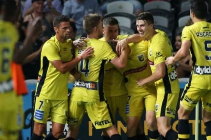 Suka cita pemain Central Coast Mariners saat striker Roy O'Donovan mencetak gol ke gawang Melbourne 