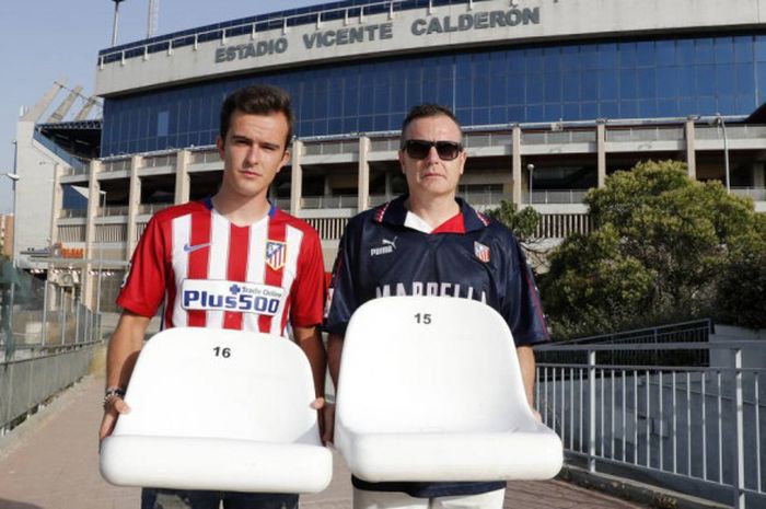 Para fans Atletico Madrid mengambil kursi Stadion Vicente Calderon sebagai kenang-kenangan