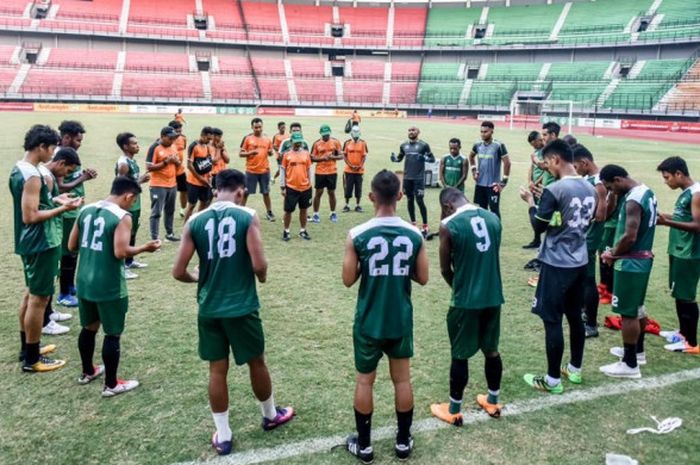 Para pemain Persebaya Surabaya menjalani sesi latihan di Stadion Gelora Bung Tomo, Surabaya.         