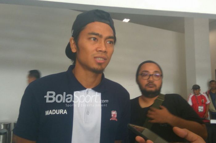 Bek kiri Madura United, Andik Rendika Rama melayani pertanyaan wartawan di Media Center SUGBK, Jumat (11/5/2018).