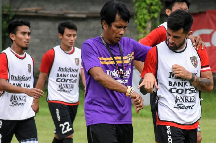 Asisten pelatih Bali United, I Made Pasek Wijaya (tengah) berbincang dengan Stefano Lilipaly.