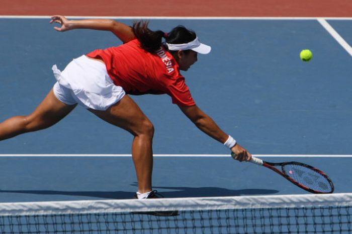 Petenis putri Indonesia Aldila Sutjiadi mengembalikan bola ke petenis Jepang Miyu Kato pada babak 16 besar tenis tunggal putri Asian Games 2018 di Jakabaring Sport City, Palembang, Sumatera Selatan, Selasa (21/8).