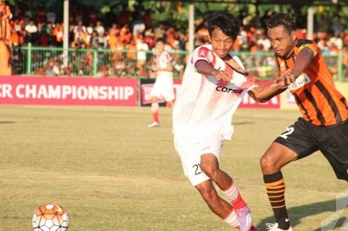 Duel gelandang Perseru Serui, Arthur Bonai, dengan gelandang bertahan Persija Jakarta, Amarzukih, dalam laga kedua tim pada pekan ke-4 TSC di Stadion Marora, Kabupaten Kepulauan Yapen, Minggu (22/5/2016).