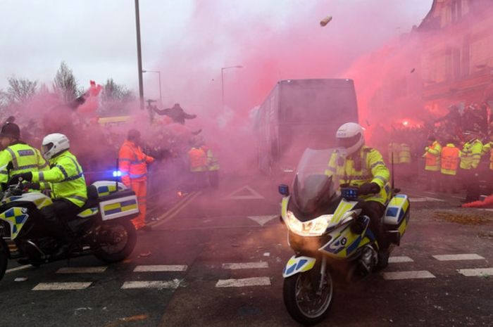 Bus pemain Manchester City dilempari botol sebelum dimulainya laga leg pertama perempat final Liga Champions kontra Liverpool FC di Stadion Anfield, Liverpool, Inggris pada 4 April 2018.