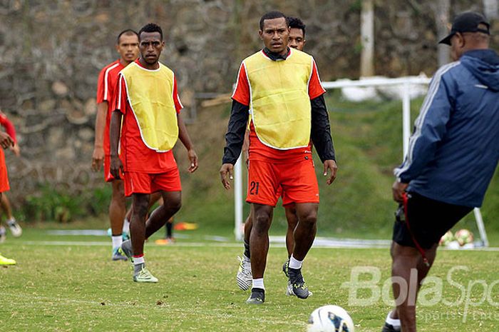 Pemain Persipura Jayapura mengikuti pemusatan latihan selama 3 hari (16-18 Agustus) di Agrokusuma Batu, Jawa Timur (16/08/2017).