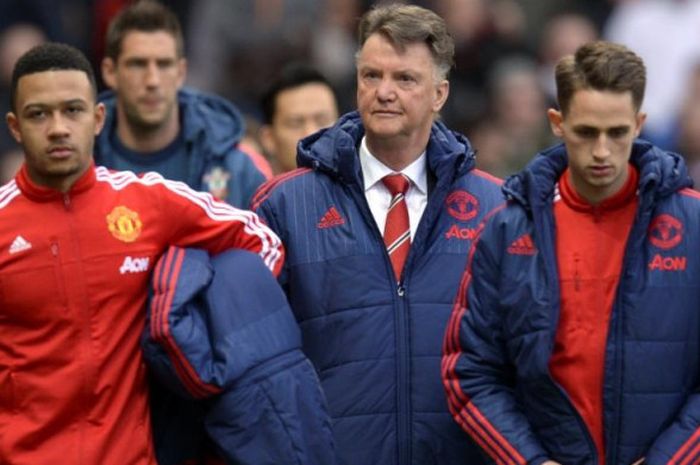 Adnan Januzaj (kanan) bersama pelatih Louis van Gaal (tengah) dan Memphis Depay dalam laga Manchester United lawan Southampton di Old Trafford, 23 Januari 2016.