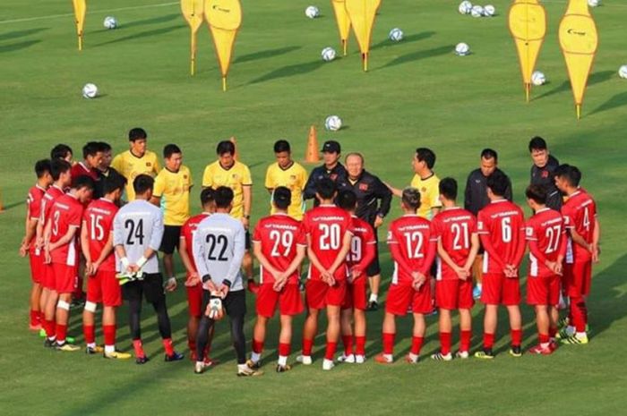 Pelatih Park Hang-seo (tengah) memberikan instruksi ke pemain timnas Vietnam pada pemusatan latihan sebelum ke Piala AFF 2018 di Paju National Football Centre, Korea Selatan. 