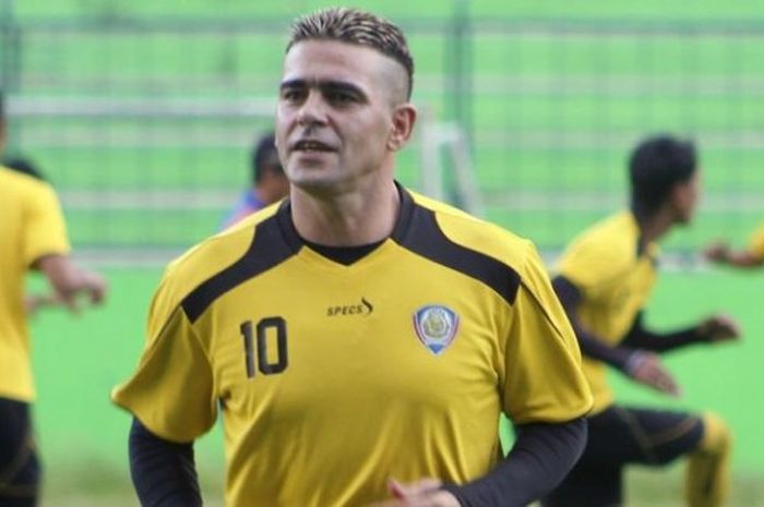 Cristian Gonzales saat menjalani sesi latihan perdananya usai cedera  di Stadion Gajayana Kota Malang pada Senin 23 Mei 2016 lalu. Kini kondisinya sudah pulih namun masih terus dipantau sebelum dipastikan.