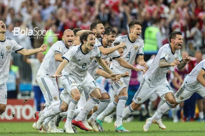  Bek timnas Rusia, Manuel Fernandes (nomor 2), dan rekan-reaknnya merayakan kemenangan Rusia kontra Spanyol di babak 16 besar Piala Dunia 2018, 1 Juli 2018. 