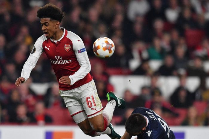 Pemain Arsenal, Reiss Nelson (kiri), dihadang bek Crvena Zvezda, Vujadin Savic, dalam laga Liga Europa di Stadion Emirates, London, Inggris, pada 2 November 2017.