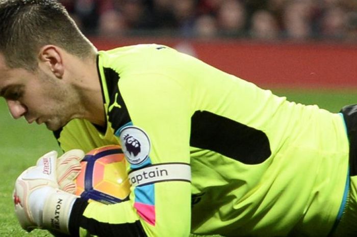 Kiper Burnley, Tom Heaton, menangkap bola dalam partai Liga Inggris kontra Manchester United di Old Trafford, 29 Oktober 2016.