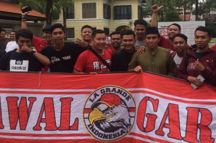 Pelatih timnas Indonesia, Bima Sakti, berpose bersama para suporter usai melaksanakan ibadah salat Jumat di Masjid Sultan, Singapura,  Jumat (9/11/2018)