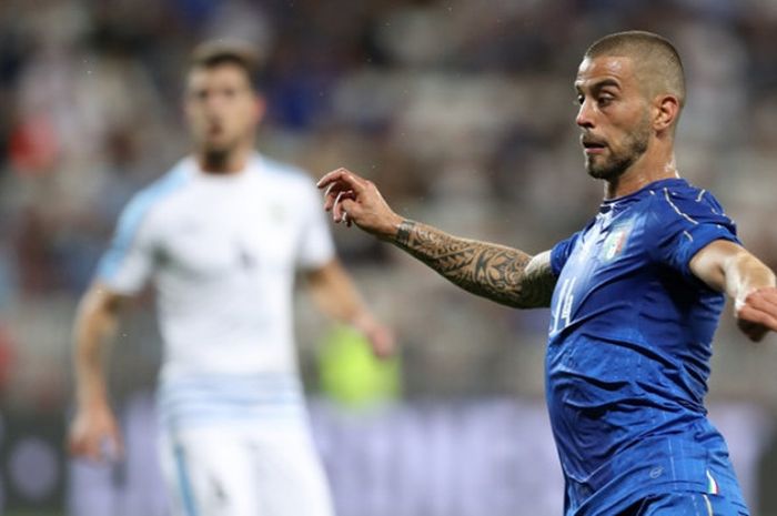 Leonardo Spinazzola menyambut bola saat timnas Italia melawan Uruguay apda laga uji coba di Stadion Allianz Riviera, Nice, 7 Juni 2017.