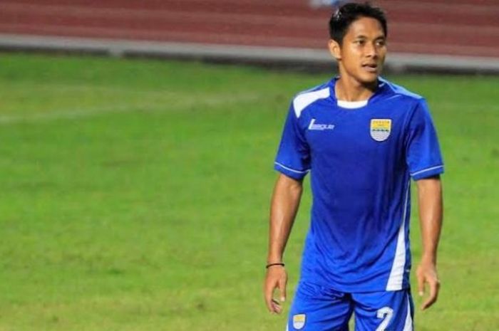 Bek tengah Persib, Purwaka Yudi Pratomo latihan dengan menu beda di Stadion Wibawa Mukti, Kab. Bekasi, Jumat (11/3/2016) malam. 