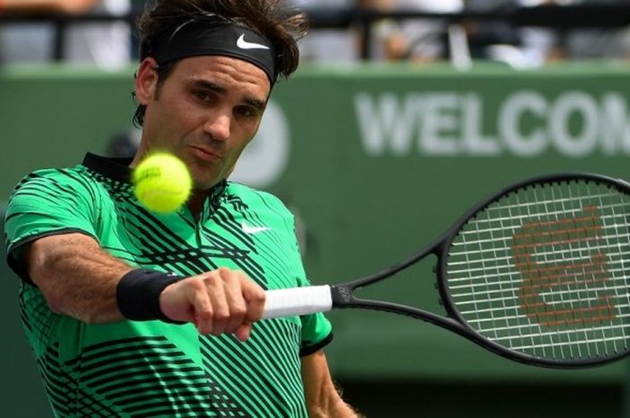 Petenis putra Swiss, Roger Federer, melepas backhand saat menghadapi Rafael Nadal (Spanyol) pada babak final turnamen Miami Terbuka di Crandon Park Tennis Center, Miami, Minggu (2/4/2017). Federer menang 6-3, 6-4.