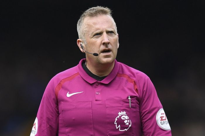 Wasit Liga Inggris, Jon Moss, memimpin pertandingan Everton kontra Chelsea di Goodison Park, Liverpool, 30 April 2017.