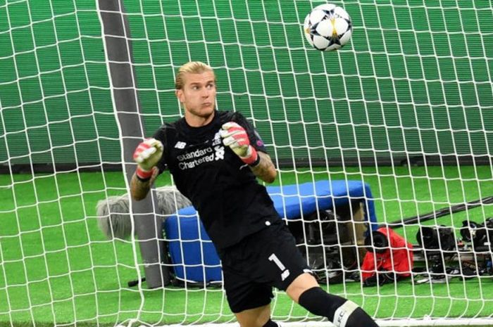 Kiper Liverpool, Loris Karius, gagal menahan bola secara sempurna hasil tembakan penyerang sayap Real Madrid, Gareth Bale, dalam laga final Liga Champions di Stadion NSC Olimpiyskiy, Kiev, Ukraina pada 26 Mei 2018.