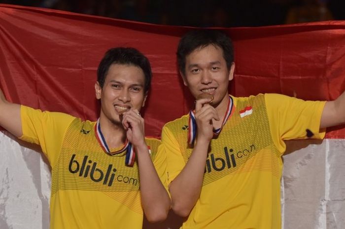 Pasangan ganda putra Indonesia, Mohammad Ahsan/Hendra Setiawan, berfoto dengan medali emas Kejuaraan Dunia di atas podium. Ahsan/Hendra keluar sebagai juara setelah mengalahkan Liu Xiaolong/Qiu Zihan (China) pada babak final di Istora Jakarta, 16 Agustus 2015.