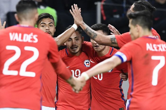 Penyerang tim nasional Cile, Marcos Bolados (19), merayakan keberhasilannya mencetak gol ke gawang Swedia bersama rekan-rekannya dalam laga uji coba di Stadion Friends Arena, Solna, Swedia, pada Sabtu (24/3/2018).