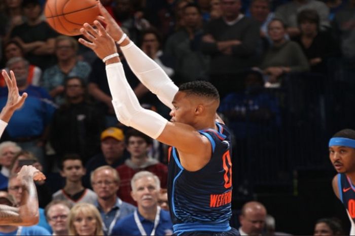 Pemain Oklahoma City Thunder, Russell Westbrook (tengah), saat berhasil mencatatkan triple double dalam laga lanjutan musim reguler NBA 2017-2018, 