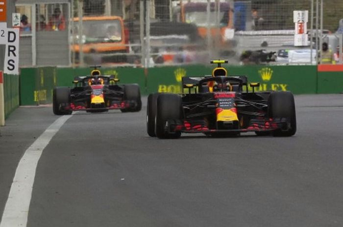 Dua pebalap Red Bull, Daniel Ricciardo (#3) dan Max Verstappen (#33) saling beriringan di GP Azerbaijan pada Minggu (29/4/2018)