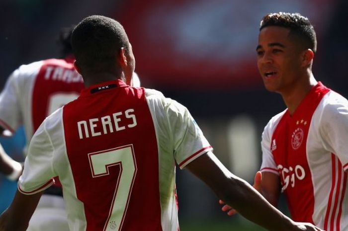 Dua pemain Ajax, David Neres (kiri) dan Justin Kluivert, pada pertandingan Eredivisie Belanda antara Ajax Amsterdam dengan Feyenoord Rotterdam, 2 April 2017 di Amsterdam.