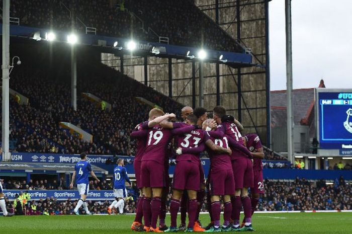 Para pemain Manchester City merayakan gol pada laga Liga Inggris kontra Everton di Stadion Goodison Park, Liverpool, Sabtu (31/3/2018).