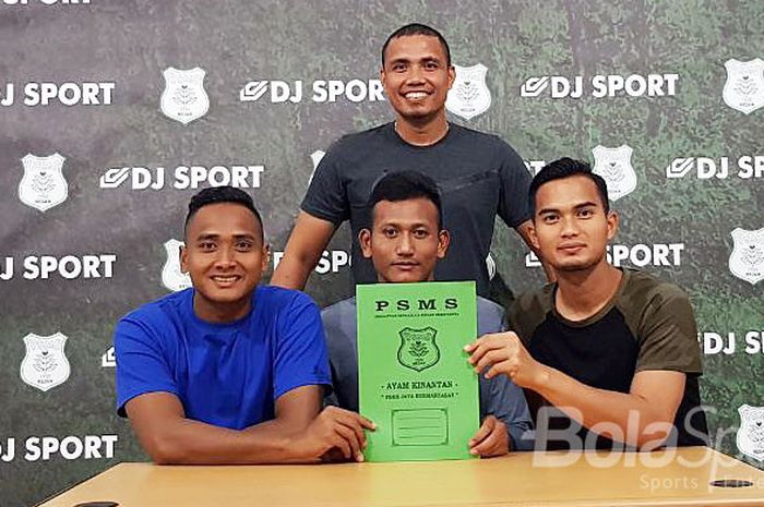 Sahari Gultom (berdiri) dengan ketiga penjaga gawang PSMS Medan, Dhika Bahayangkara (duduk, kanan), Abdul Rohim (duduk, tengah), dan Ahmad Fauzi usai penandatangan kontrak kerja dengan PSMS Medan di Mes PSMS, Kamis (11/1/2018).