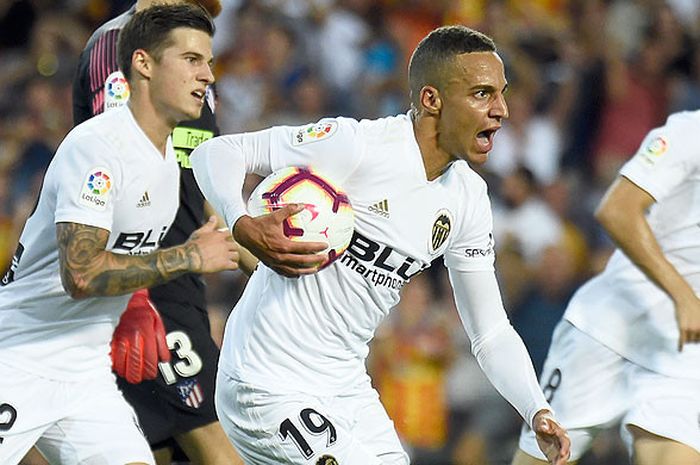 Pemain Valencia, Rodrigo Moreno (tengah), melakukan selebrasi seusai mencetak gol ke gawang Atletico Madrid dalam laga lanjutan Liga Spanyol 2018-2019 di Stadion Mestalla, Valencia, pada 20 Agustus 2018.