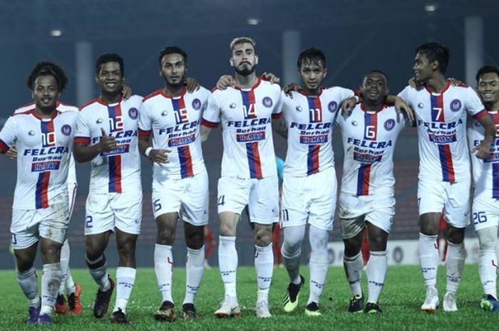 Suka cita David Laly (tiga dari kanan) bersama pemain Felcra FC lainnya seusai mengalahkan Perak FA pada laga pamungkas Grup A Piala Malaysia 2018 di Stadion Cheras, Kuala Lumpur, 15 September 2018. 