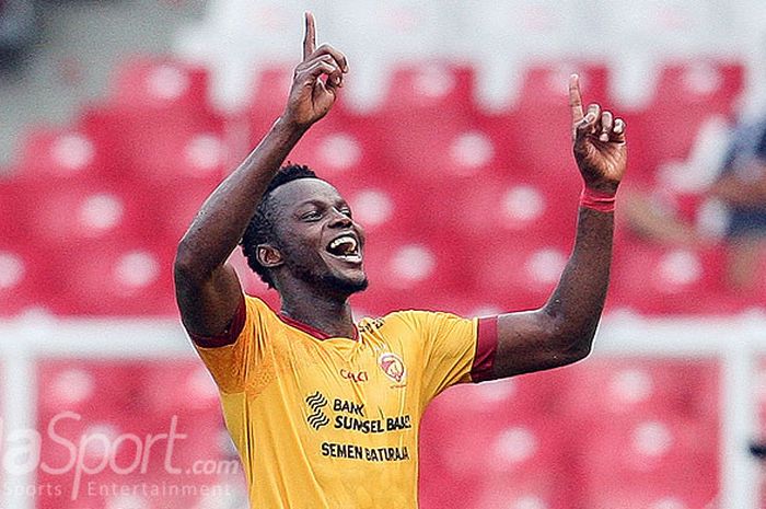  Bek Sriwijaya FC, Mahamadou N'Diaye, melakukan selebrasi seusai mencetak gol ke gawang PSMS Medan dalam laga perebutan juara ketiga Piala Presiden 2018 di Stadion Utama Gelora Bung Karno, Senayan, Jakarta, (17/02/2018). 