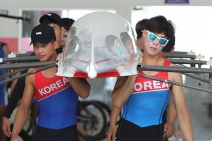 Atlet dayung putra Korea Bersatu melakukan latihan dayung untuk Asian Games 2018 pada Jumat (17/8/2018) di Danau Jakabaring, Palembang, Sumatra Selatan.