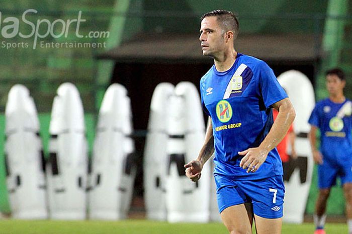 Playmaker Barito Putera, Matias Cordoba, mengikuti latihan sekaligus uji lapangan sehari sebelum melawan Perseru Serui pada pekan ke-9 Liga 1 2018 di Stadon Gajayana Malang Jawa Timur, Rabu (16/05/2018) malam.