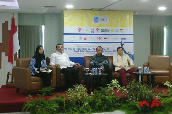 Prof. Dr. Achmad Sofyan Hanif, Gatot S Dewo Broto, dan Prof. Dr. dr. James Tangkudung sebagai nara sumber dalam seminar bertajuk 