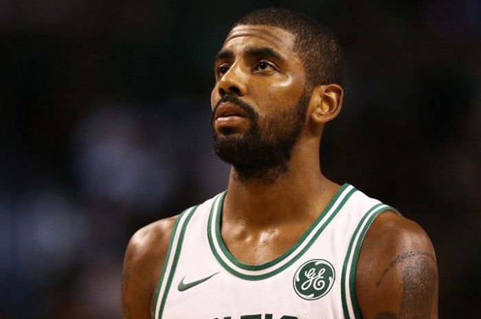 Pebasket Boston Celtics, Kyrie Irving, menjalani laga kontra Milwaukee Bucks pada 18 Oktober 2017.