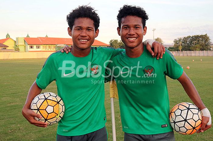 Pemain kembar timnas U-16 Indonesia, Bagus Kahfi dan Bagas Kaffa, dalam uji coba kedua melawan Persida Sidoarjo Junior dalam pemusatan latihan di Stadion Jenggolo Sidaorjo, Jawa Timur, Minggu (01/07/2018) sore.