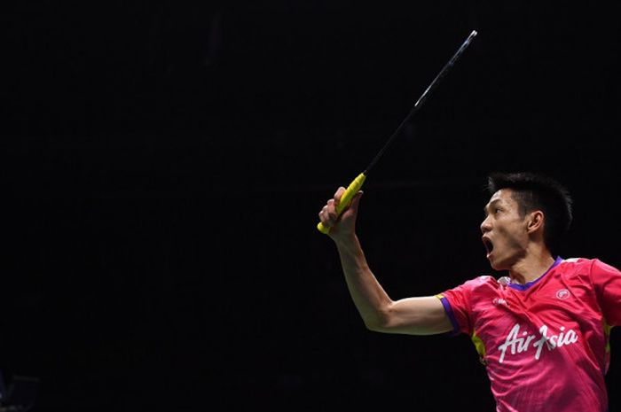 Pebulu tangkis tunggal putra Malaysia, Daren Liew, berupaya mengembalikan kok dari arah sang lawan, Kento Momota (Jepang), yang ditemui pada babak semifinal Kejuaraan Dunia 2018 di Nanjing Olympic Sports Centre, Nanjing, China, Sabtu (4/8/2018).