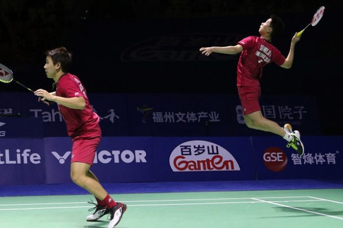 Pasangan ganda putra Indonesia, Marcus Fernaldi Gideon (belakang)/Kevin Sanjaya Sukamuljo mengembalikan kok ke arah Li Junhui/Liu Yuchen (China) pada babak semifinal turnamen China Terbuka 2017 di Haixia Olympic Sports Center, Fuzhou, Sabtu (18/11/2017).