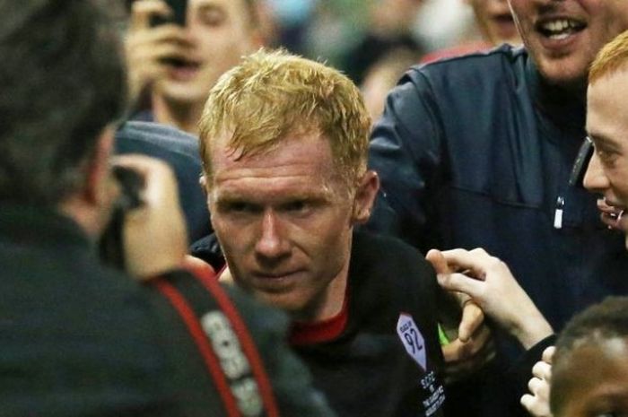 Gelandang legendaris Manchester United, Paul Scholes (tengah), meninggalkan lapangan usai melakoni laga antara Class of 92 & Friends dan Salford City di AJ Bell Stadium, Salford, Inggris, 7 Agustus 2014.