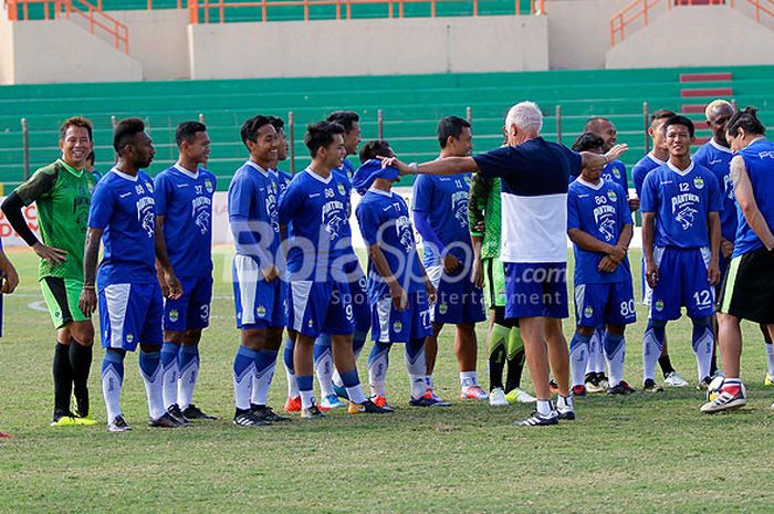 Pelatih Persib Bandung, Roberto Carlos Mario Gomez, memimpin latihan di Stadion Sultan Agung, Bantul, Minggu (29/7/2018).   