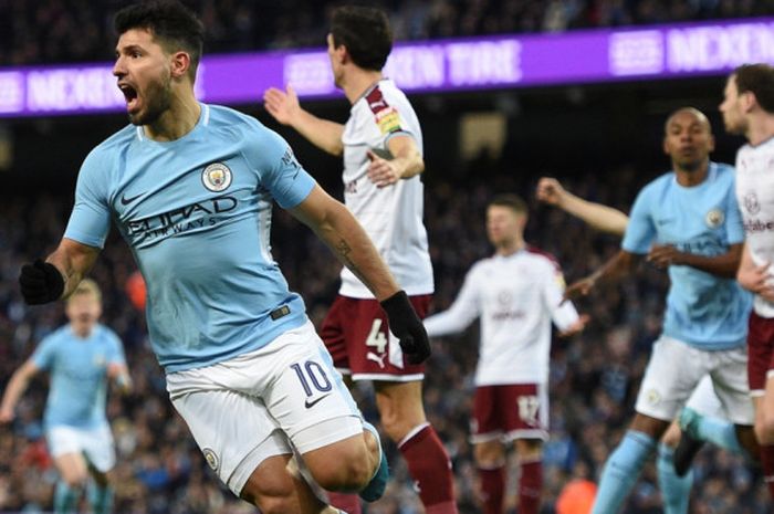 Penyerang Manchester City, Sergio Aguero, melakukan selebrasi setelah mencetak gol ke gawang Burnley pada laga babak ketiga Piala FA di Stadion Etihad, Sabtu (6/1/2018) waktu setempat.