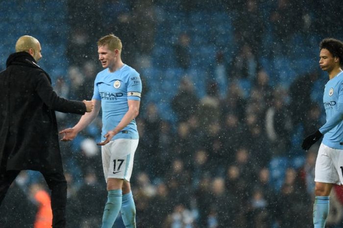 Manajer Manchester City, Josep Guardiola (kiri), merayakan kemenangan timnya bersama Kevin De Bruyne seusai laga Liga Inggris kontra Chelsea di Stadion Etihad, Manchester, pada 4 Maret 2018.