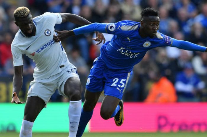 Pemain Chelsea, Tiemoue Bakayoko, berduel dengan pemain Leicester City dalam laga di King Power Stadium, Sabtu (9/9/2017)