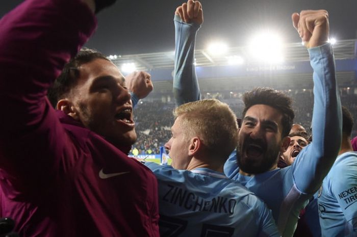 Para pemain Manchester City, Ederson (kiri), Oleksandr Zinchenko (tengah), dan Ilkay Guendogan, merayakan kemenangan timnya atas Leicester City dalam laga perempat final Piala Liga Inggris di Stadion King Power, Leicester, pada 19 Desember 2017.